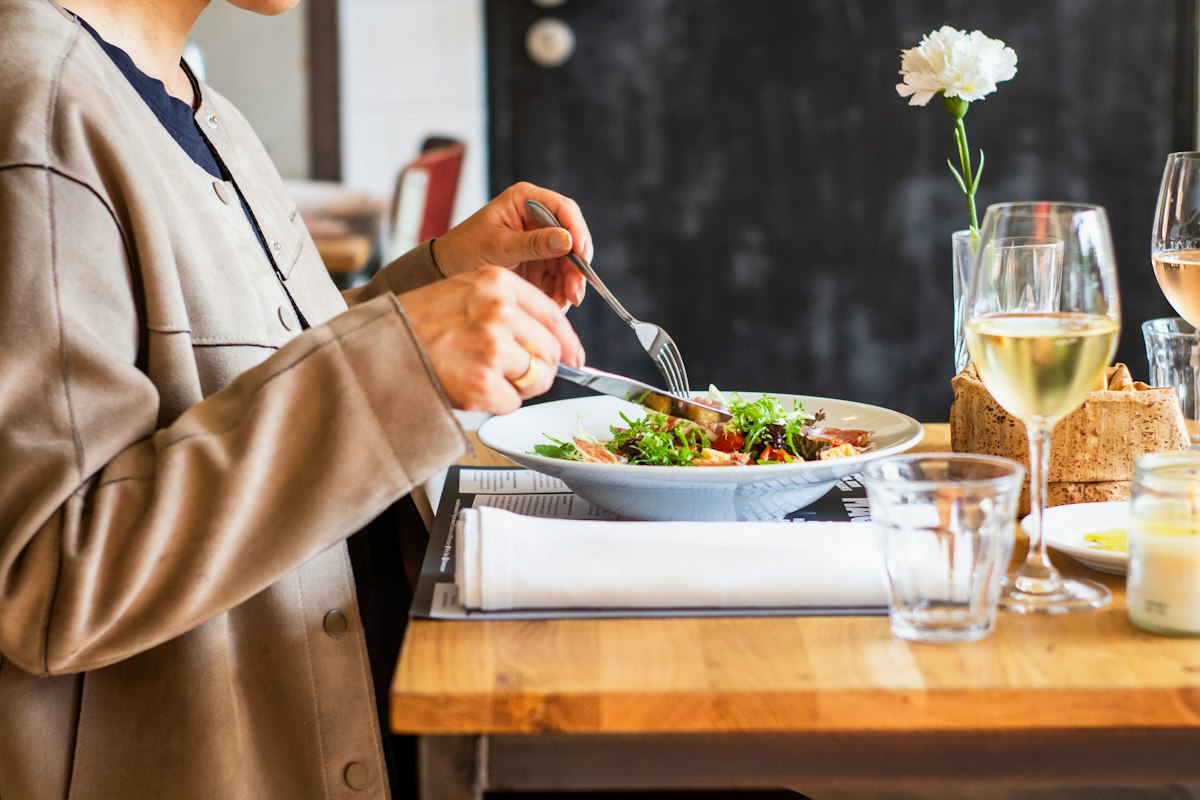 Salad sayuran segar dengan dressing rendah lemak